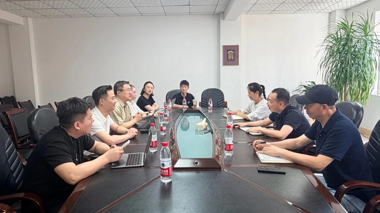 �����ظھ�׼�Խ� У��Я�ֹ��������˲ţ��������������赸ѧԺ����ɽ�Ļ���չ�о����ĵ���Ǣ̸